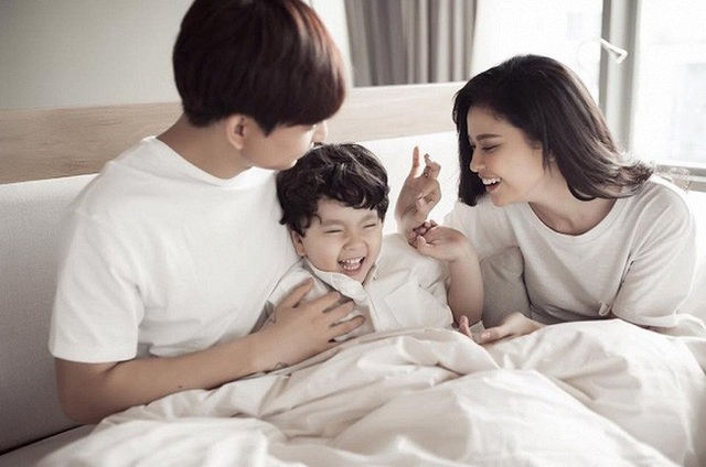 Lạ lùng sao Việt chia tay vẫn có thể… ở chung nhà, ngủ chung giường - 2 Mặc dù đã li hôn nhưng cặp đôi vẫn sống chung nhà để tiện cho việc chăm sóc con trai Sushi.