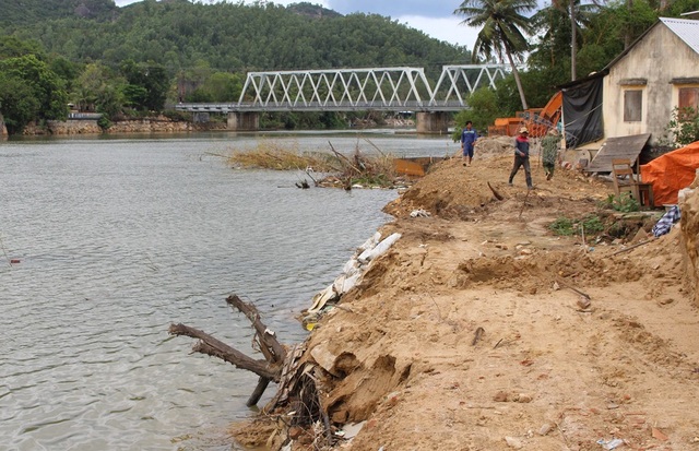 Chủ tịch Khánh Hòa chỉ đạo xử nghiêm cát tặc lộng hành trên sông Cái - 2 Nhà dân ven sông Cái đoạn chảy qua TP Nha Trang (Khánh Hòa) trước nguy cơ bị đổ sụp xuống sông