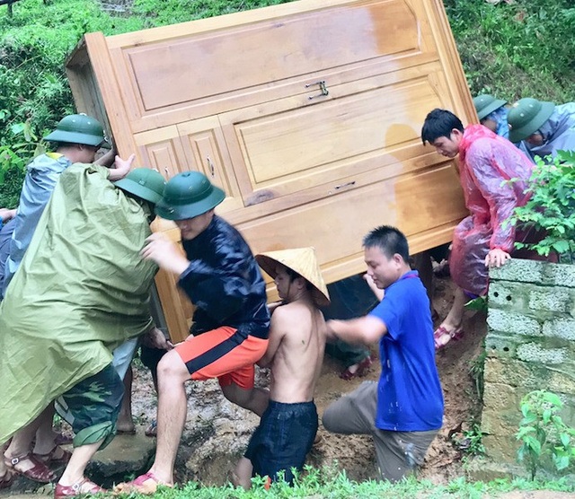 Lũ “chặt đứt” đường, nhiều bản làng bị cô lập - 14 Bộ đội Đồn BP Tam Quang khẩn trương giúp gia đình anh Vi Văn Phằn, Trưởng bản Liên Hương, ra khỏi nơi sạt lở.