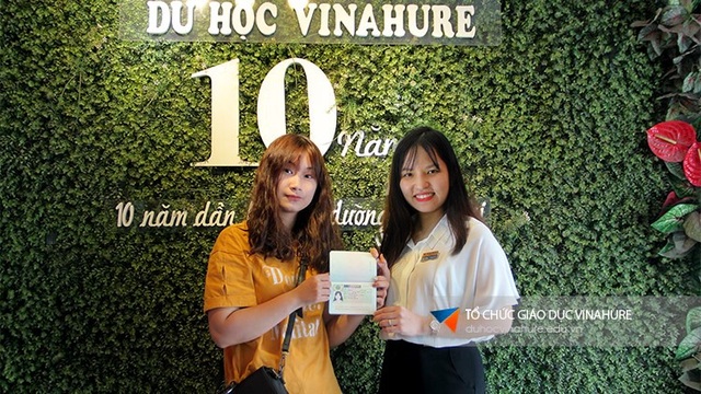 Công bố danh sách học bổng du học Thụy Sĩ 2019 - 10
Bạn Đào Thu Trang - học viện Vinahure nhận học bổng 39% trường César Ritz