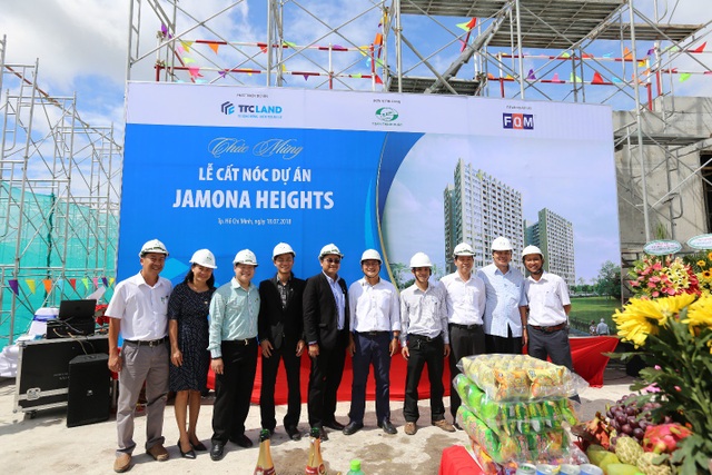 Dự án khu căn hộ cao cấp của TTC Land tại quận 7 cất nóc - 2 Đại diện chủ đầu tư, nhà thầu và đơn vị tư vấn giám sát tại buổi lễ.