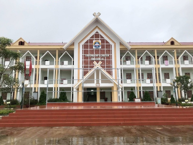Trường chuyên Sơn La nói gì về thí sinh có điểm "cao bất thường"? - 2
Đại diện trường chuyên Sơn La lên tiếng về chênh lệnh điểm giữa thi thử tại trường và điểm thi THPT quốc gia của một số học sinh của trường.