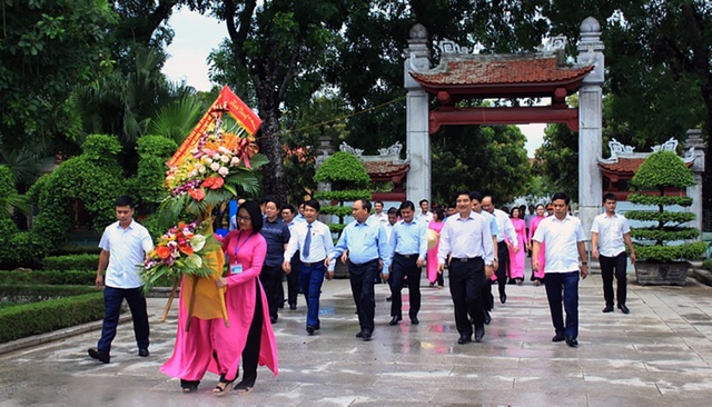 Thủ tướng dâng hương tưởng niệm Chủ tịch Hồ Chí Minh - 1 Thủ tướng Nguyễn Xuân Phúc cùng đoàn công tác của Chính phủ dâng hương tưởng niệm Chủ tịch Hồ Chí Minh tại KDT Kim Liên.