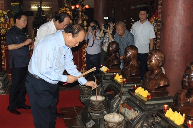 Thủ tướng dâng hương tưởng niệm Chủ tịch Hồ Chí Minh - 5 Thủ tướng Chính phủ Nguyễn Xuân Phúc và đoàn công tác Chính phủ đã đến dâng hoa, dâng hương tại khu mộ 13 nữ liệt sỹ TNXP .