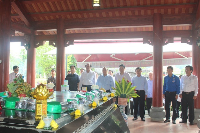 Thủ tướng dâng hương tưởng niệm Chủ tịch Hồ Chí Minh - 4 Thủ tướng dâng hương tưởng niệm Chủ tịch Hồ Chí Minh - 4
