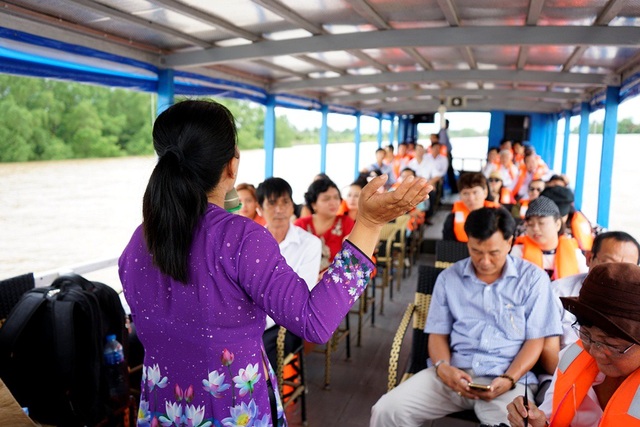 Thú vị trải nghiệm len lỏi vào các con rạch nhỏ ở Bến Tre - 1 Về Bến Tre, đi trên tàu du lịch, du khách được nghe và tìm hiểu thêm về lịch sử, văn hóa của con người nơi đây