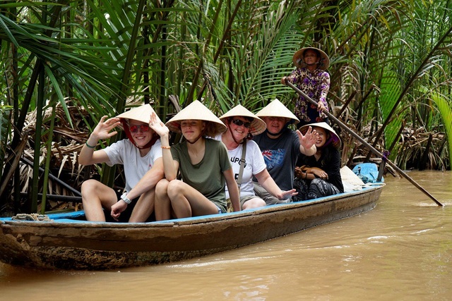 Thú vị trải nghiệm len lỏi vào các con rạch nhỏ ở Bến Tre - 11 Năm 2017, Bến Tre đón 1,2 triệu lượt khách. Trong đó, chiếm 40% là khách nước ngoài đứng đầu trong các tỉnh đồng bằng sông Cửu Long.
