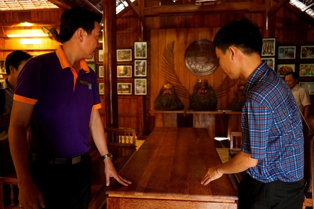 Thú vị trải nghiệm len lỏi vào các con rạch nhỏ ở Bến Tre - 12 Bào tàng dừa trong khu du lịch sinh thái Cồn Phụng là một trong những nét mới. Ngôi nhà và vật dụng toàn bộ được làm từ dừa. Thân cây dừa được ngâm trong sình bùn khoảng một tháng. Tuổi gỗ dừa được phân biệt theo sớ gân đen trên bề mặt gỗ…