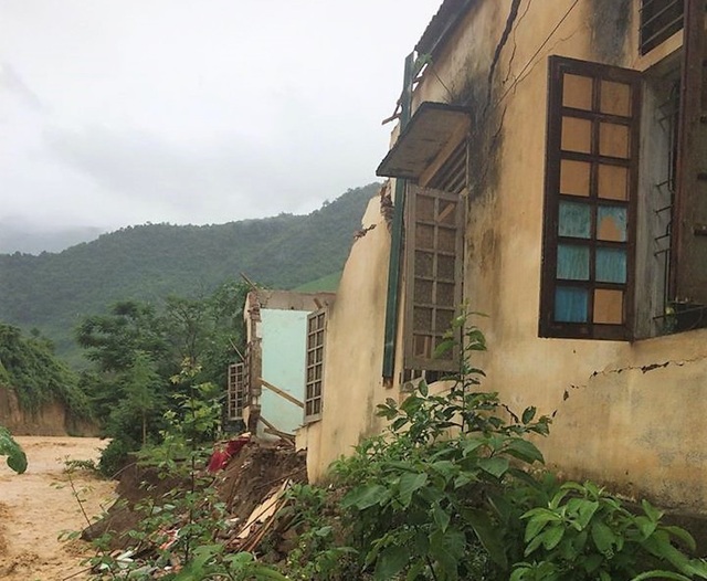 Nghệ An: Lũ cuốn trôi, đánh sập trường tiểu học - 3 ... ngôi trường và căn nhà của giáo viên bị lũ cuốn ...sau đó.