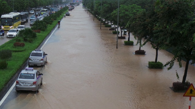 Mưa lớn dai dẳng, Hà Nội mênh mông nước ngập - 23 Mưa lớn dai dẳng, Hà Nội mênh mông nước ngập - 23