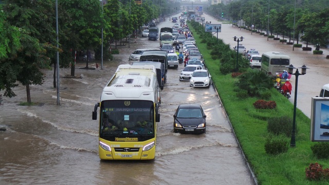 Mưa lớn dai dẳng, Hà Nội mênh mông nước ngập - 25
Đường Lê Trọng Tấn (Hà Đông- Hà Nội) mênh mông nước (Ảnh: Tiến Nguyên).