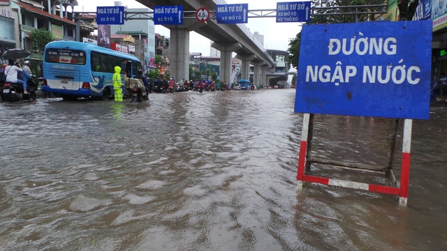 Mưa lớn dai dẳng, Hà Nội mênh mông nước ngập - 19 Mưa lớn dai dẳng, Hà Nội mênh mông nước ngập - 19
