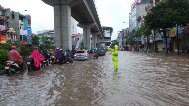 Mưa lớn dai dẳng, Hà Nội mênh mông nước ngập - 21 Mưa lớn dai dẳng, Hà Nội mênh mông nước ngập - 21