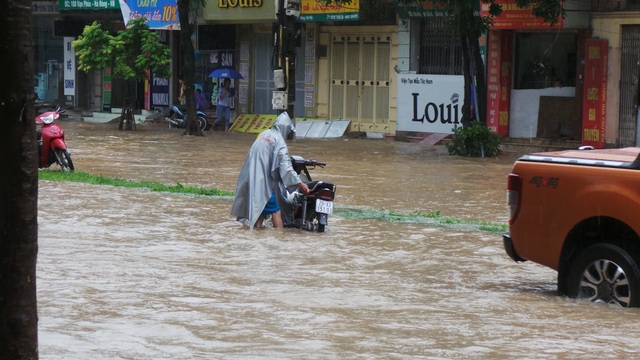 Mưa lớn dai dẳng, Hà Nội mênh mông nước ngập - 11 Mưa lớn dai dẳng, Hà Nội mênh mông nước ngập - 11