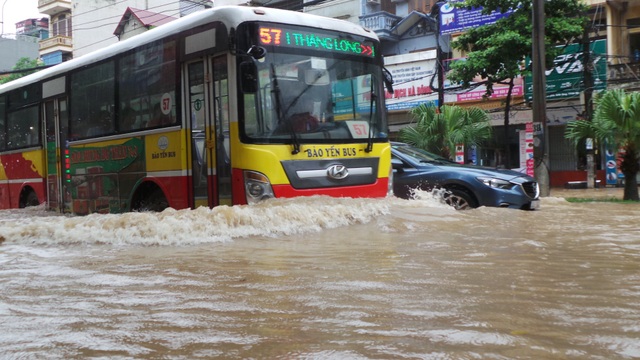 Mưa lớn dai dẳng, Hà Nội mênh mông nước ngập - 2
Dòng xe bơi trong nước (Ảnh: Tiến Nguyên)