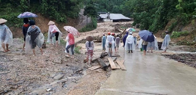 Phó Bí thư xã tử vong khi cứu cháu bé mắc kẹt trong lũ - 1
Nơi phát hiện thi thể vị Phó Bí thư xã (Ảnh: CTV)