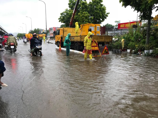 Mưa lớn dai dẳng, Hà Nội mênh mông nước ngập - 18 Mưa lớn dai dẳng, Hà Nội mênh mông nước ngập - 18