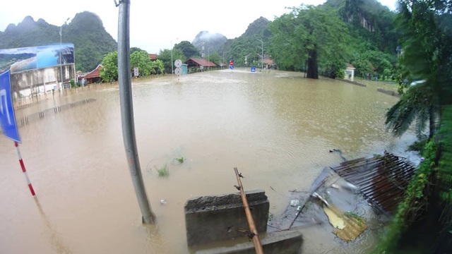 Quảng Ninh: Ngập sâu tới hơn 1m tại Đèo Bụt - 3
Đây là vùng thấp trũng, có thời điểm nước ngập sâu tới hơn 1 mét. (ảnh Hoàng Phong)