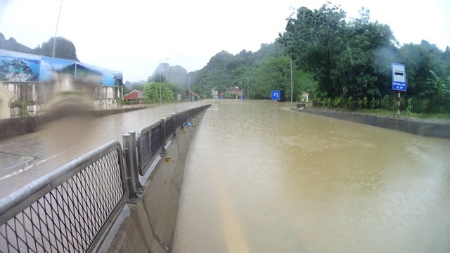 Quảng Ninh: Ngập sâu tới hơn 1m tại Đèo Bụt - 2 Nước ngập cả hai làn đường tại Đèo Bụt, Cẩm Phả, Quảng Ninh (ảnh Hoàng Phong)