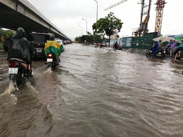 Mưa lớn dai dẳng, Hà Nội mênh mông nước ngập - 15 Mưa lớn dai dẳng, Hà Nội mênh mông nước ngập - 15