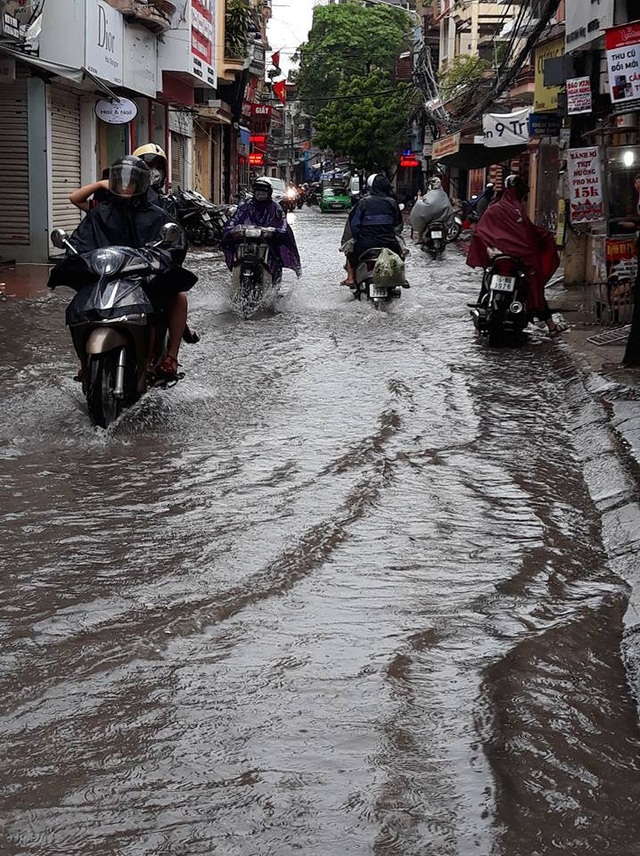 Quảng Ninh: Ngập sâu tới hơn 1m tại Đèo Bụt - 7
Nhiều khu dân cư như Nguyễn Bình, Chợ Đôn đều ngập