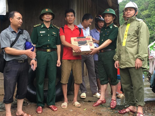 Nghệ An: Lũ cuốn trôi, đánh sập trường tiểu học - 7 Chiều 20 và ngày 21/7, Đồn BP cửa khẩu Quốc tế Nậm Cắn (BĐBP Nghệ An) đã phối hợp cùng địa phương đến các hộ gia đình phải di dời chỗ ở do nước lũ để hỗ trợ lương thực, tặng quà giúp đỡ các hộ dân sớm vượt qua khó khăn.