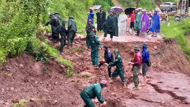 Nước lũ đe dọa cuốn trôi nhà ở của các giáo viên mầm non - 4 Cán bộ, chiến sỹ Đồn BP Mỹ Lý (Kỳ Sơn) cùng cán bộ xã đã tiến hành làm đường tạm để phục vụ nhu cầu đi qua khu vực đường bị sạt lở trên địa bàn.