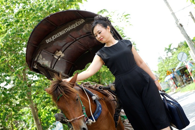 Thú vị trải nghiệm len lỏi vào các con rạch nhỏ ở Bến Tre - 9 Từ chỗ nghe đờn ca tài tử, xem cách làm kẹo dừa, du khách di chuyển ra bến xuồng chèo bằng xe thổ mộ…