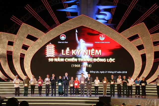 Xúc động Lễ kỷ niệm 50 năm Chiến thắng Đồng Lộc - 7 Trưởng ban Tổ chức Trung ương Phạm Minh Chính, Bí thư Thành ủy Thành phố Hồ Chí Minh Nguyễn Thiện Nhân và Chủ tịch UBND tỉnh Hà Tĩnh Đặng Quốc Khánh trao 18 sổ tiết kiệm cho thân nhân 10 nữ liệt sỹ, các Anh hùng, thân nhân các Anh hùng chiến đấu tại Ngã ba Đồng Lộc.