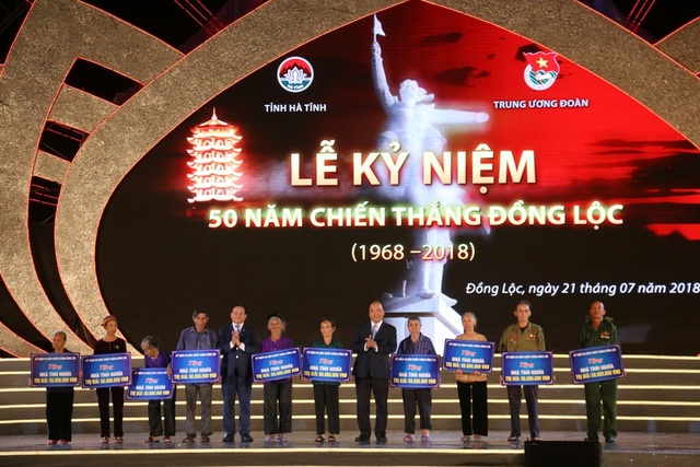 Xúc động Lễ kỷ niệm 50 năm Chiến thắng Đồng Lộc - 5 Thủ tướng Chính phủ Nguyễn Xuân Phúc và Bí thư Tỉnh ủy Hà Tĩnh Lê Đình Sơn cũng trao kinh phí hỗ trợ xây dựng 10 căn nhà tình nghĩa (mỗi căn nhà trị giá 50 triệu đồng) cho các hộ gia đình có công với cách mạng, gia đình gặp hoàn cảnh khó khăn.