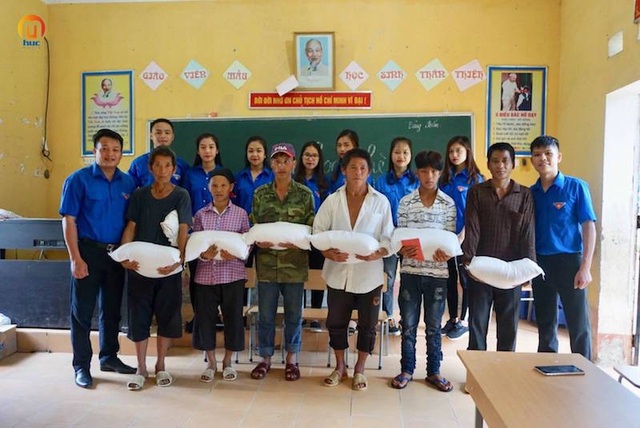 “Mùa hè xanh”, dấu chân tình nguyện in đậm nghĩa tình với bà con miền sơn cước - 3
Nhiều hoạt động thiết thực của chương trình Mùa Hè Xanh với bà con vùng cao.