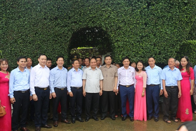 Thủ tướng Nguyễn Xuân Phúc ấn tượng với các khu vườn mẫu tại Hà Tĩnh - 8
Thủ tướng cùng đoàn công tác chụp ảnh lưu niệm tại một vườn mẫu tại thôn Châu Nội, xã Tùng Ảnh.