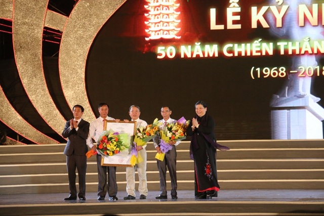 Xúc động Lễ kỷ niệm 50 năm Chiến thắng Đồng Lộc - 6
Phó Chủ tịch Quốc hội Tòng Thị Phóng trao Nghị quyết số 536 ngày 11/7/2018 về việc thành lập thị trấn Đồng Lộc cho lãnh đạo huyện Can Lộc, xã Đồng Lộc.
