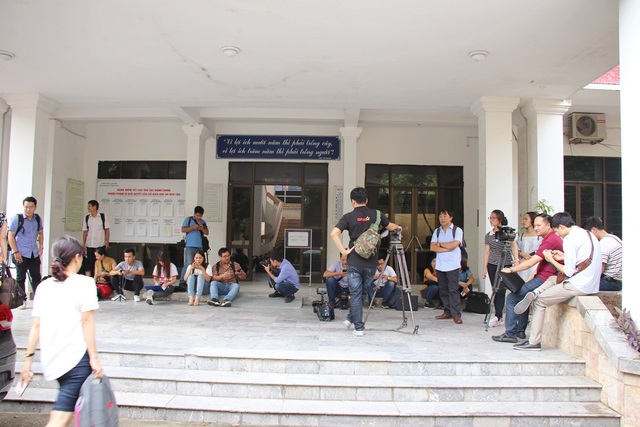 Kết quả chấm thẩm định tại Lạng Sơn: Chưa phát hiện dấu hiệu sai phạm trong tổ chức thi! - 2
16h30p, đông đảo phóng viên báo chí có mặt tại trụ sở Sở GD&ĐT tỉnh Lạng Sơn.