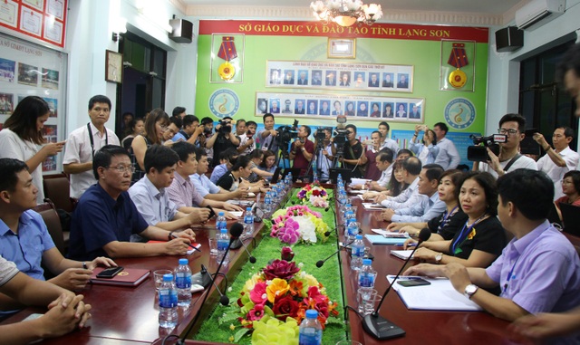 Lạng Sơn: 8/51 bài thi Ngữ văn chấm thẩm định bị giảm điểm - 2
Toàn cảnh buổi họp báo tại Sở GD&ĐT Lạng Sơn chiều tối 21/7