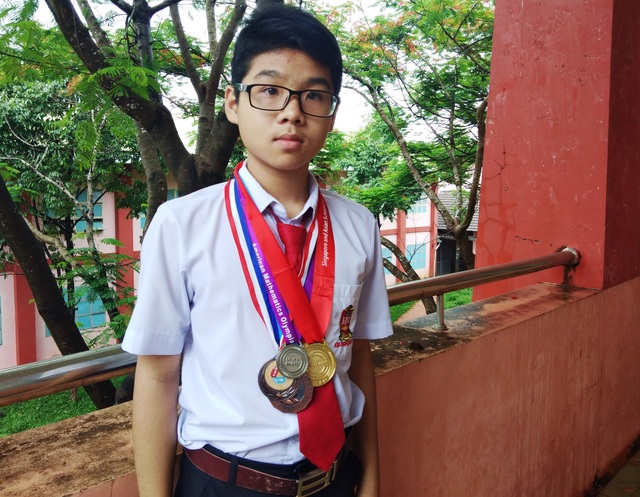 Cậu học sinh vùng cao đam mê với “đấu trường toán học” - 1
Cao Võ Nhật Minh đã giành rất nhiều các huy chương, giấy khen trong nhiều cuộc thi toán quốc tế.