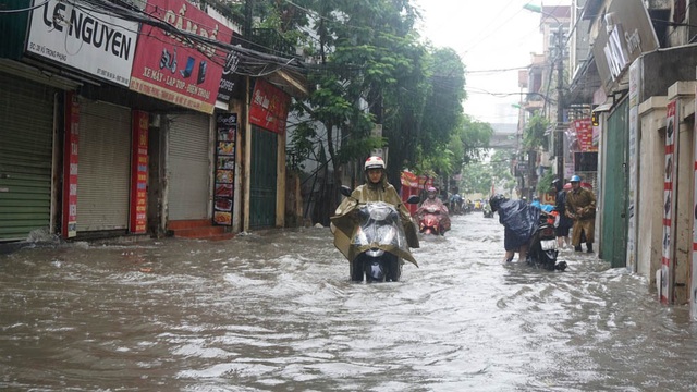 Mưa lớn dai dẳng, Hà Nội mênh mông nước ngập - 5 Mưa lớn dai dẳng, Hà Nội mênh mông nước ngập - 5