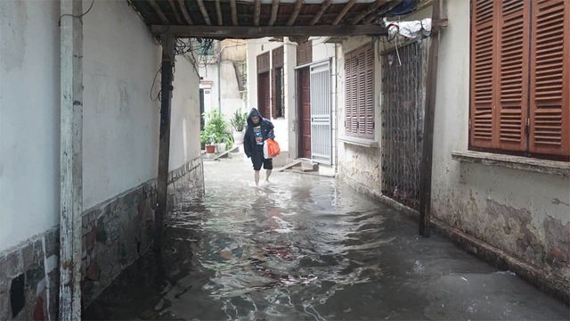Mưa lớn dai dẳng, Hà Nội mênh mông nước ngập - 4 Mưa lớn dai dẳng, Hà Nội mênh mông nước ngập - 4