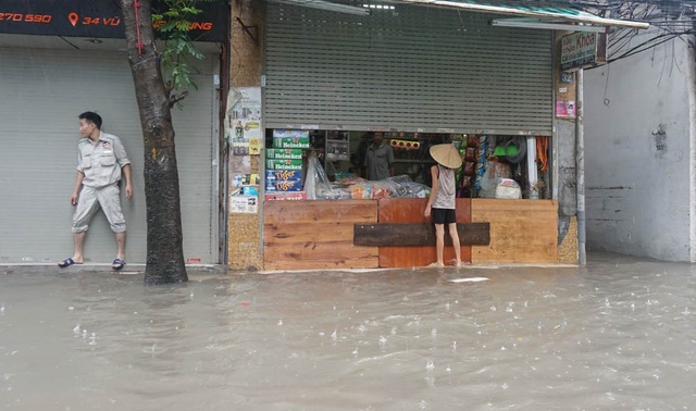 Mưa lớn dai dẳng, Hà Nội mênh mông nước ngập - 3 Mưa lớn dai dẳng, Hà Nội mênh mông nước ngập - 3
