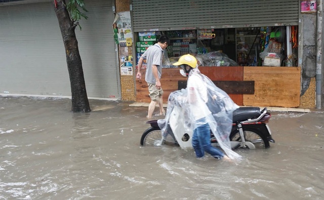 Mưa lớn dai dẳng, Hà Nội mênh mông nước ngập - 13
Đường ngập sâu, giao thông rất khó khăn. Nhiều xe chết máy.