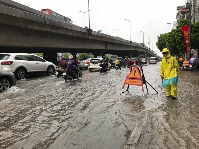 Mưa lớn dai dẳng, Hà Nội mênh mông nước ngập - 16 Mưa lớn dai dẳng, Hà Nội mênh mông nước ngập - 16