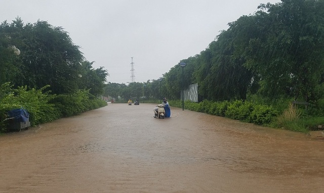 Hà Nội: Ô tô, xe máy "chết đứng" nhìn nước ngập - 8 Hà Nội: Ô tô, xe máy "chết đứng" nhìn nước ngập - 8