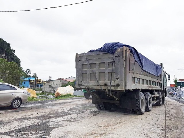 Ninh Bình: Đường vào xã nông thôn mới nát như… tương! - 12 Xe quá tải cày trên đường khiến mặt đường đã hư hỏng lại càng hư nát thêm.