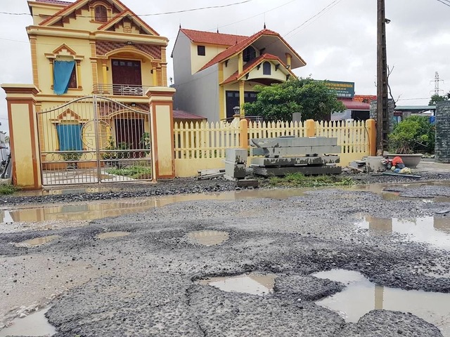 Ninh Bình: Đường vào xã nông thôn mới nát như… tương! - 6 Trước những ngôi nhà khang trang ở xã nông thôn mới là con đường nát bét như tương.