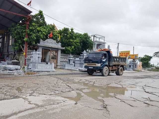 Ninh Bình: Đường vào xã nông thôn mới nát như… tương! - 4 Ô tô tải đủ loại kích cỡ không kể ngày đêm giày xéo trên con đường, tra tấn những người dân sống hai bên đường và người dân địa phương khi tham gia giao thông trên đường.
