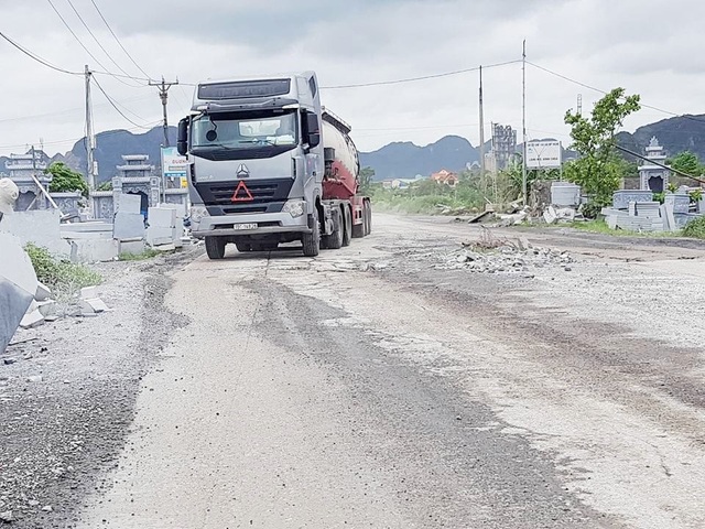 Ninh Bình: Đường vào xã nông thôn mới nát như… tương! - 9 Xe siêu tải trọng tung hoành trên đường làng.