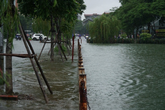 Hà Nội: Xe chết máy, nhà mặt phố phải chắn cửa vì nước ngập - 3
Nước ngập khắp nơi.