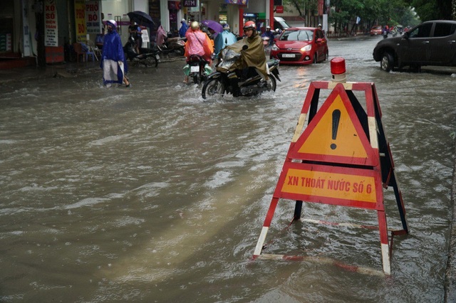 Hà Nội: Xe chết máy, nhà mặt phố phải chắn cửa vì nước ngập - 11
Biển cảnh báo của các đơn vị thoát nước xuất hiện ở nhiều nơi.