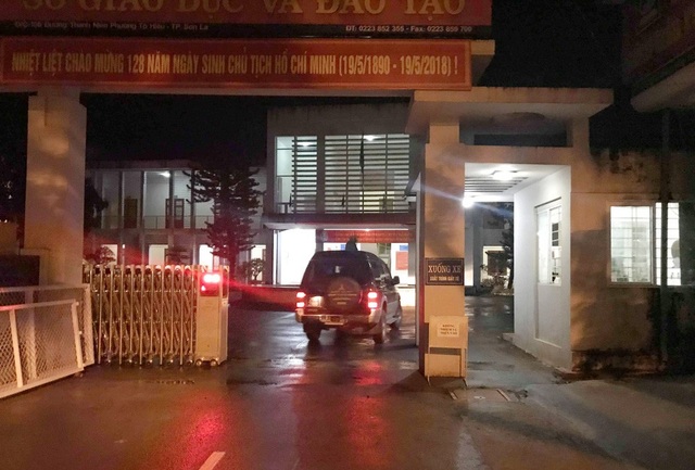 Bộ Công an phối hợp Bộ Giáo dục xác minh dấu hiệu điểm thi cao bất thường ở Sơn La - 1
Tổ công tác của Bộ GD&ĐT làm việc liên tục cả buổi tối để rà soát, xác minh các dấu hiệu bất thường tại cụm thi Sở GD&ĐT Sơn La. (ảnh: Trần Thanh)