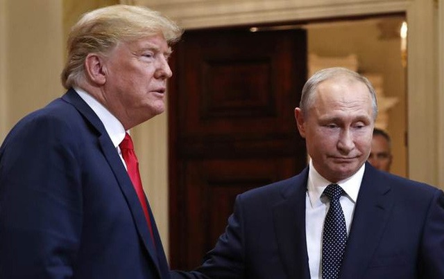 Nghi vấn Nga can thiệp bầu cử Mỹ: Ông Trump nói “thông đồng” không phải là tội - 1 Tổng thống Donald Trump và người đồng cấp Nga Putin gặp nhau tại Phần Lan ngày 16/7 (Ảnh: Reuters)